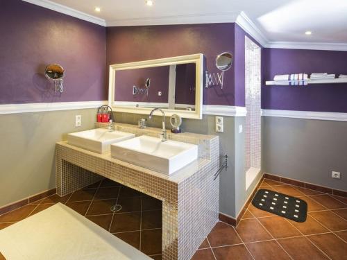 Et badeværelse på Beautiful Loule Villa - Villa Quinta Tropical - Private Pool - Air conditioning - WIFI