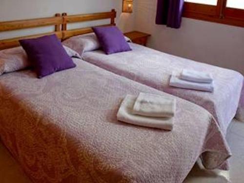 duas camas num quarto de hotel com toalhas em Casa Louise - Great value 3 bedroom house in Son bou - Perfect for families em Son Bou