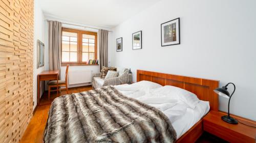 sypialnia z łóżkiem, biurkiem i krzesłem w obiekcie Apartamenty Sun & Snow Osiedle Podgórze w Szklarskiej Porębie