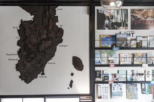 een kaart van Zuid-Afrika op de muur van een winkel bij Hostel Knot in Izu