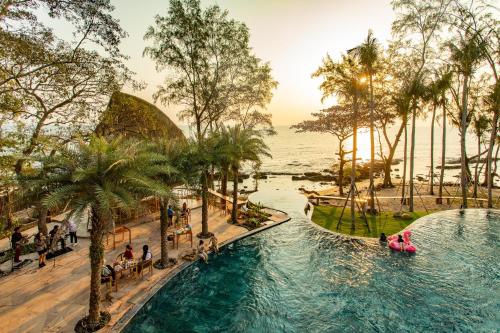富國的住宿－Ocean Bay Phu Quoc Resort and Spa，度假村的游泳池,人们乘坐木筏