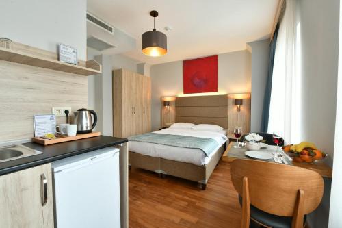 sypialnia z łóżkiem oraz kuchnia ze zlewem w obiekcie Andi Hotel w Stambule
