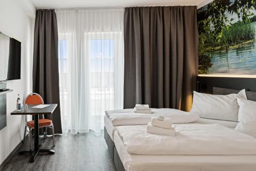 Un pat sau paturi într-o cameră la Hotel Amper