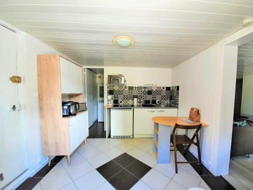 - une petite cuisine avec une table et un comptoir dans l'établissement JungLH by Beds76, au Havre