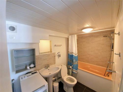 La petite salle de bains est pourvue de toilettes et d'un lavabo. dans l'établissement JungLH by Beds76, au Havre