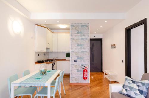 Nhà bếp/bếp nhỏ tại DOCK OF THE BAY GENOVA, Stylish Apartment in the Heart of Genoa with Air Conditioning, Private free Garage, Harbour View, extra garage at 25,00 euro per night on request, Welcome kit Priority with Prosecco