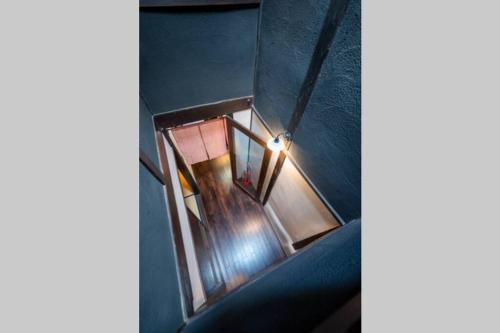 an overhead view of a stairway with a window at 慶有魚·宫川(Kyotofish·Miyagawa)*宫川町歌舞练场*近衹园*京都民宿认证 in Kyoto