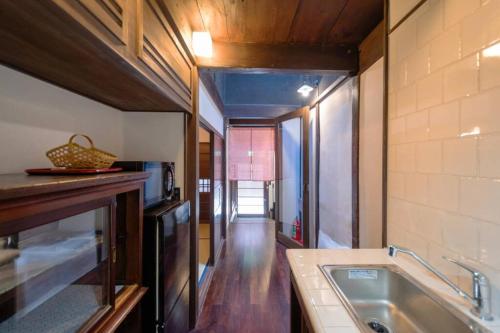 a kitchen with a sink and a large tub at 慶有魚·宫川(Kyotofish·Miyagawa)*宫川町歌舞练场*近衹园*京都民宿认证 in Kyoto