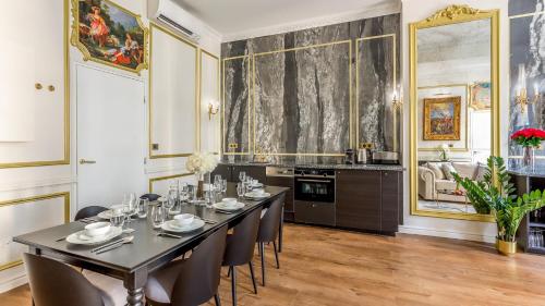 a dining room with a long table and chairs at Royale 3 Bedroom, 2 Bathroom Apartment With AC - Louvre in Paris