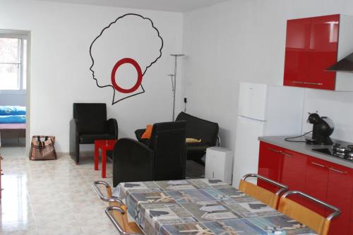 a kitchen with a table and chairs in a room at Appartement Deltebre minimo 2 Noches in Deltebre
