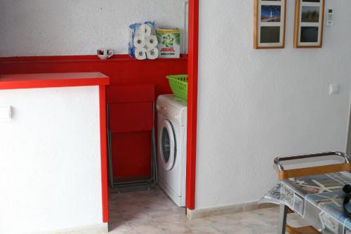 a laundry room with a washer and a washing machine at Appartement Deltebre minimo 2 Noches in Deltebre