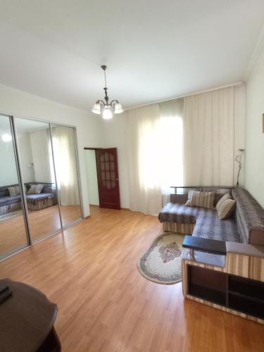 sala de estar amplia con sofá y mesa en Park House, en Rivne