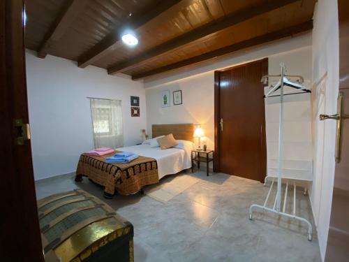 1 dormitorio con 1 cama y 1 silla en una habitación en Casa del Carabinero en Fermoselle