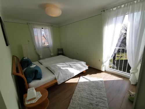 a small bedroom with a bed and a window at Ferienwohnung Morgensonne in Schützen am Gebirge