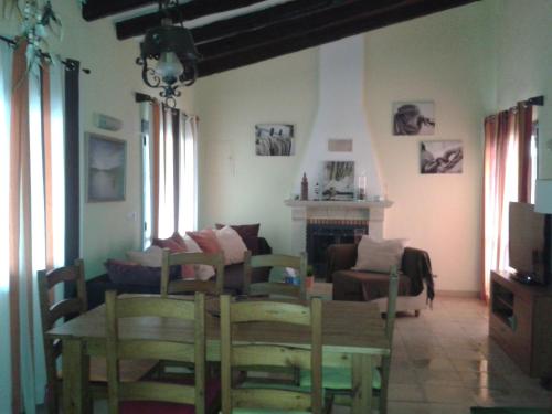 - un salon avec une table, des chaises et un canapé dans l'établissement Villa with garden and pool in Denia, à Dénia