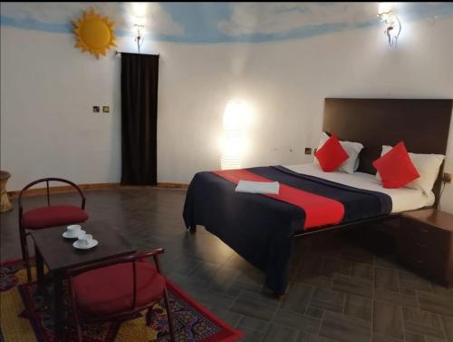 Postel nebo postele na pokoji v ubytování Le Apex Inn