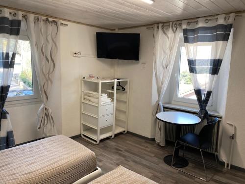 ein Schlafzimmer mit einem Bett und einem TV an der Wand in der Unterkunft Casa Buby in Cadenazzo