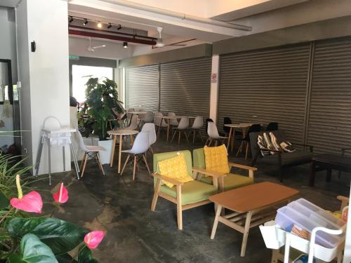 Ruang duduk di Peony Square Residences