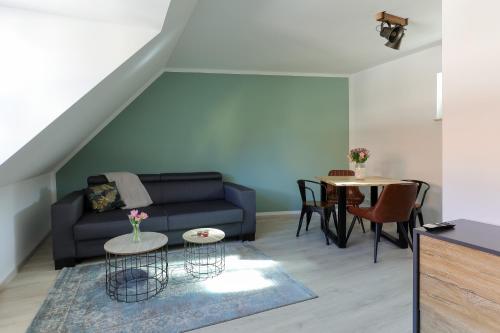 ein Wohnzimmer mit Sofa und Tisch in der Unterkunft Ferienwohnung hinter der Krämerbrücke in Erfurt