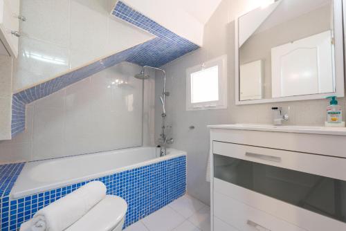 a bathroom with a shower and a toilet and a sink at Martín- Bungalow a pie de playa V7 in Calpe