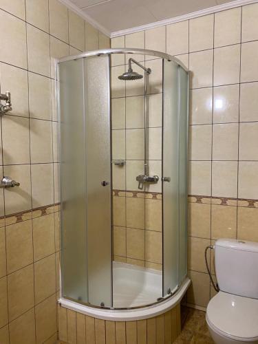 uma cabina de duche em vidro numa casa de banho com WC em Avtoport Restorant Hotel Complex em Vinnytsya