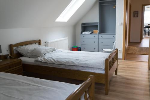 1 dormitorio con 2 camas y vestidor en Ferienwohnung Hallighafen, en Bredstedt