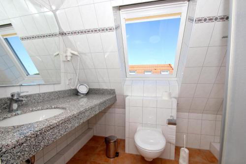 Koupelna v ubytování hafennahe Ferienwohnung mit Balkon und Meerblick - Hafenhäuser Wiek Wohnung 06