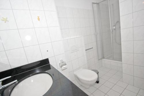 Koupelna v ubytování hafennahe Ferienwohnung mit Balkon und Meerblick - Hafenhäuser Wiek Wohnung 15