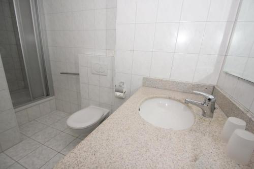 Koupelna v ubytování hafennahe Ferienwohnung mit Balkon und Meerblick - Hafenhäuser Wiek Wohnung 13