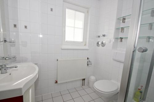 Ένα μπάνιο στο Ferienpark Neddesitz FeWo 48 - Balkon, Ausblick
