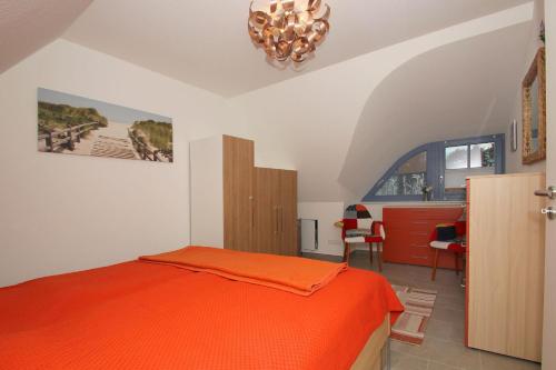 Postel nebo postele na pokoji v ubytování Ferienhaus Stranddistel Haus - Terrasse, Garten, Sauna