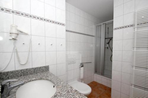 Koupelna v ubytování hafennahe Ferienwohnung mit Balkon und Meerblick - Hafenhäuser Wiek FeWo Wohnung 03