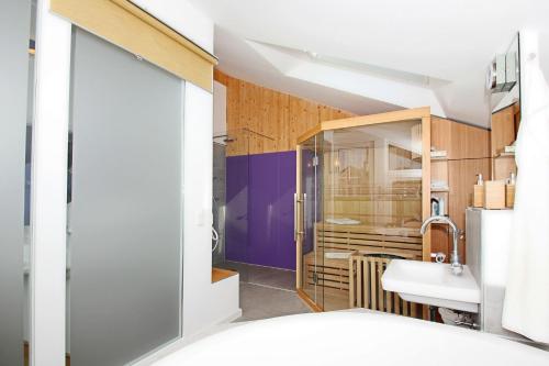 Kuchyň nebo kuchyňský kout v ubytování strandnah,modernes Haus mit eigener Sauna, Garten, Terrasse - Ferienhaus SagaSol