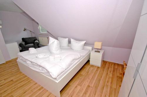 A bed or beds in a room at strandnah mit Balkon, gratis Nutzung vom AHOI Erlebnisbad und Sauna in Sellin - Strandhaus Mönchgut FeWo21