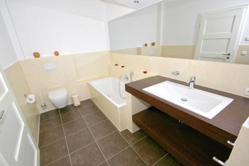 La salle de bains est pourvue d'un lavabo et de toilettes. dans l'établissement hafennahe Penthousewohnung mit Meerblick - Hafenresidenz Lauterbach FeWo 2-7, à Lauterbach