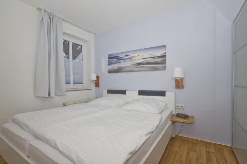 En eller flere senge i et værelse på Balkon, gratis Nutzung vom AHOI Erlebnisbad und Sauna in Sellin - Villa Karola FeWo 04