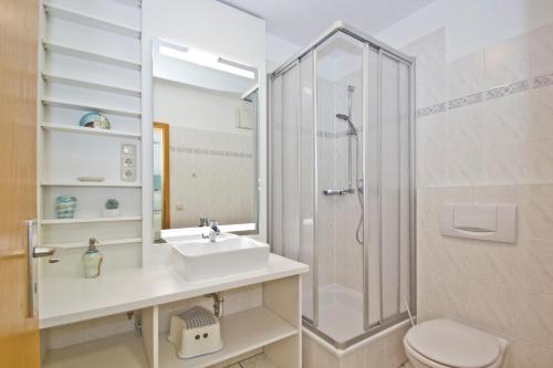 Et badeværelse på Balkon, gratis Nutzung vom AHOI Erlebnisbad und Sauna in Sellin - Villa Karola FeWo 04