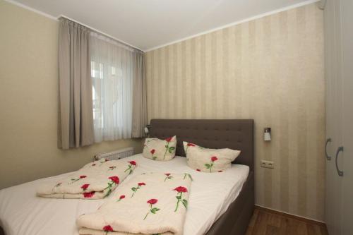 En eller flere senge i et værelse på Balkon, gratis Nutzung vom AHOI Erlebnisbad und Sauna in Sellin - Villa Karola FeWo 12