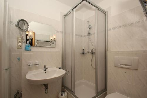 Et badeværelse på Balkon, gratis Nutzung vom AHOI Erlebnisbad und Sauna in Sellin - Villa Karola FeWo 12