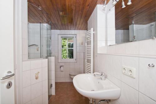 Koupelna v ubytování strandnahe Idylle am Meer, private Badestelle mit Strandkorb - Gutshof Ostseeblick FeWo Nr 02