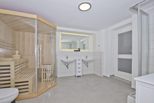 Ванная комната в moderne Ferienwohnung mit Sauna und Terrasse - Ferienresidenz Zwei Bodden 112