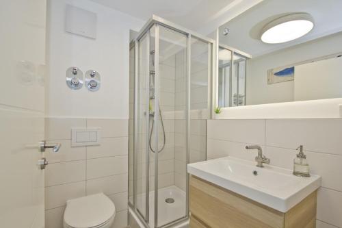 Ванная комната в moderne 2-Raum-Ferienwohnung mit Balkon - Ferienresidenz Zwei Bodden FeWo 1-4