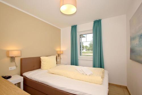 Postel nebo postele na pokoji v ubytování strandnahe FeWo mit Terrasse, gratis Nutzung vom AHOI Erlebnisbad und Sauna in Sellin - Rex Rugia FeWo 11-3