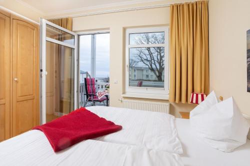 Un pat sau paturi într-o cameră la Balkon, gratis Nutzung vom AHOI Erlebnisbad und Sauna in Sellin - Meeresblick FeWo 45