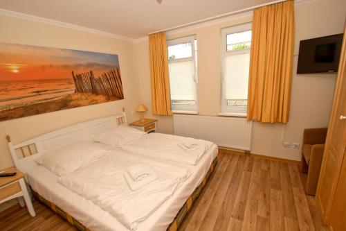 A bed or beds in a room at mit Meerblick und Balkon, gratis Nutzung vom AHOI Erlebnisbad und Sauna in Sellin - Meeresblick FeWo 35