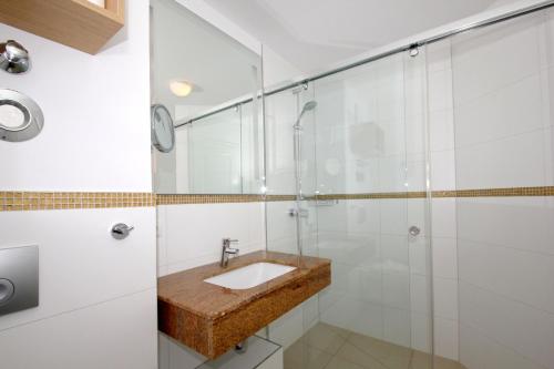 a bathroom with a sink and a shower at strandnahe FeWo mit Balkon, gratis Nutzung vom AHOI Erlebnisbad und Sauna in Sellin - Rex Rugia FeWo 30-8 in Lobbe