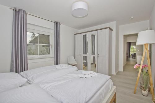 Ένα ή περισσότερα κρεβάτια σε δωμάτιο στο moderne Ferienwohnung mit eigener Terrasse - Haus Inselwind FeWo MEERglück