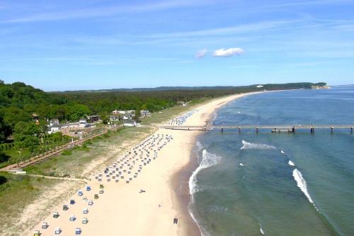an aerial view of a beach with a pier at mit Meerblick und Balkon, gratis Nutzung vom AHOI Erlebnisbad und Sauna in Sellin - Meeresblick FeWo 18 in Göhren