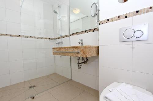 Koupelna v ubytování strandnahe FeWo mit Terrasse, gratis Nutzung vom AHOI Erlebnisbad und Sauna in Sellin - Rex Rugia FeWo 14-2