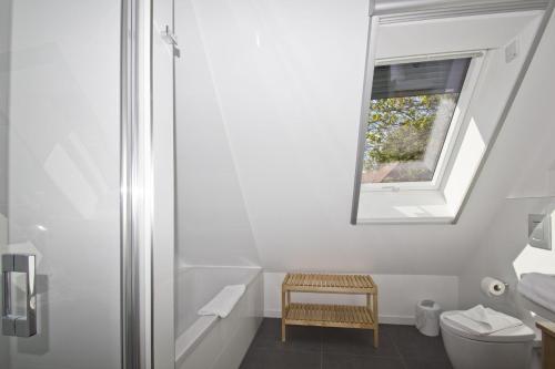 Ένα μπάνιο στο Ferienwohnung mit Meerblick, Balkon und Garten - Haus Inselblick FeWo MEERluft